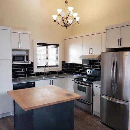 Апартаменты Calgary-Banff House Close Lrt&Dt&Free Parking Экстерьер фото